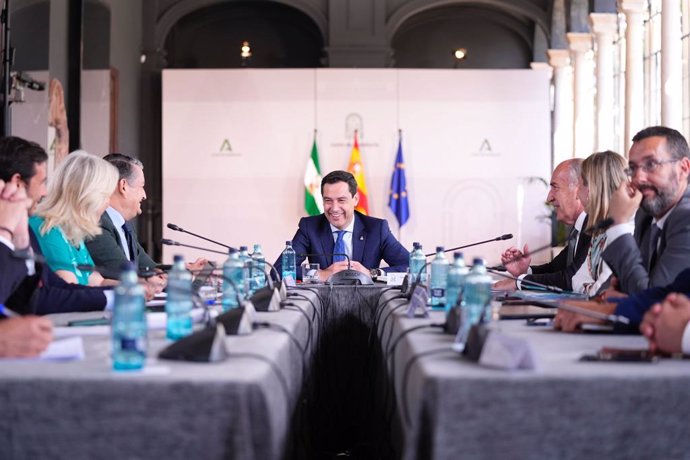 El presidente de la Junta de Andalucía, Juanma Moreno, reunido con alcaldes del Campo de Gibraltar en el Palacio de San Telmo.