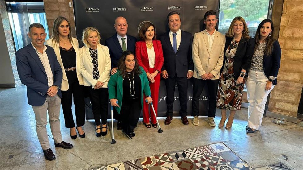 Foto de las autoridades presentes en la inauguración.