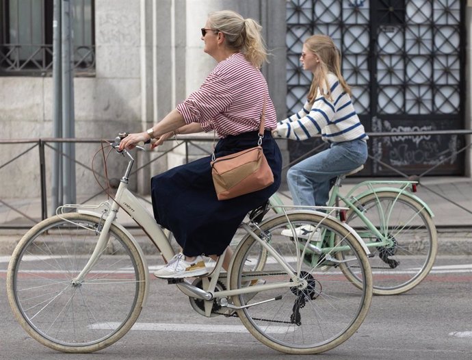 Archivo - Dos mujeres en una bicicleta eléctrica.
