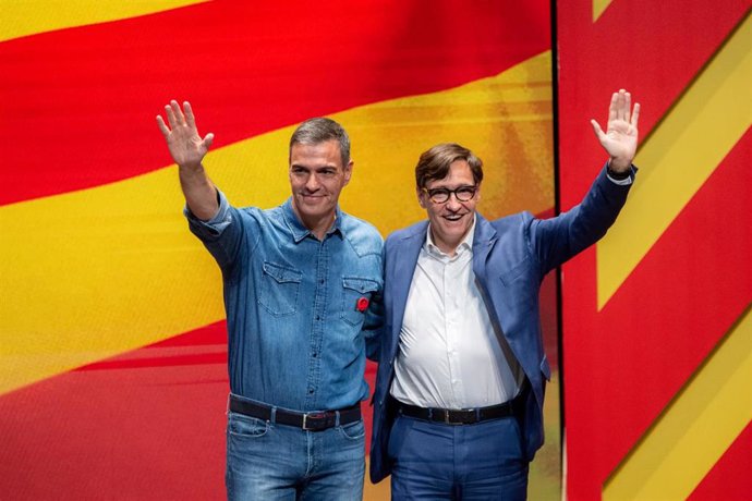 El presidente del Gobierno y secretario general del PSOE, Pedro Sánchez, y el candidato del PSC a las elecciones catalanas, Salvador Illa, en un acto de campaña electoral en Vilanova i la Geltrú (Barcelona).