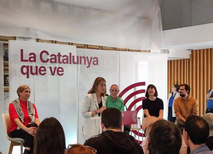 La candidata de los Comuns a presidir la Generalitat, Jéssica Albiach, en un acto de Comuns en Blanes.