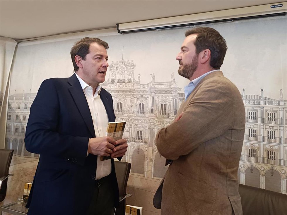 El presidente de la Junta de Castilla y León, Alfonso Fernández Mañueco (i), y el periodista Jorge Bustos (d) en Salamanca