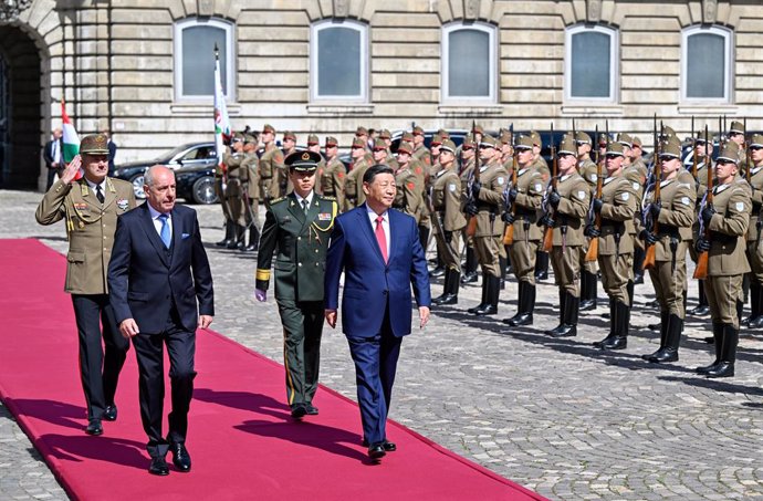 BUDAPEST, May 9, 2024  -- Chinese President Xi Jinping and Hungarian President Tamas Sulyok inspect the guard of honor in Budapest, Hungary, May 9, 2024. Xi attended a welcome ceremony jointly held by Sulyok and Hungarian Prime Minister Viktor Orban here 