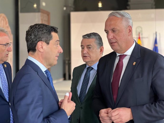 El alcalde de San Roque, Juan Carlos Ruiz Boix, conversa en San Telmo con el presidente de la Junta de Andalucía, Juan Manuel Moreno.