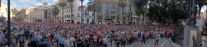 Concentración en Huelva para reivindicar infraestructuras en la provincia.