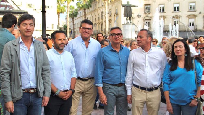 El portavoz de Vox en el Parlamento de Andalucía, Manuel Gavira, en la concentración por las infraestructuras en Huelva, acompañado por miembros de su formación en la provincia onubense.