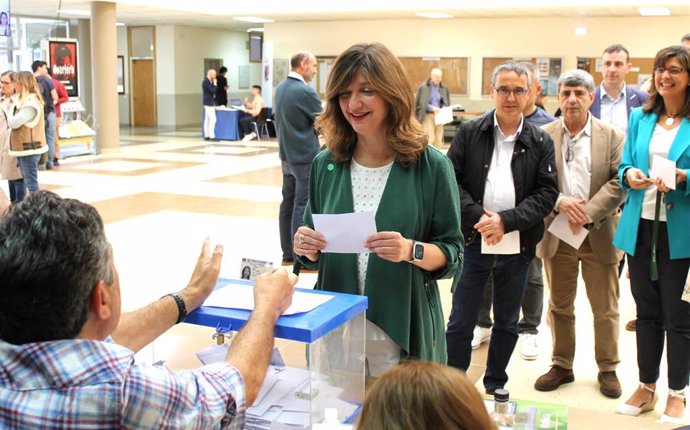 La catedrática en Organización de Empresas, Nuria González, durante la votación en las elecciones al Rectorado de la ULE