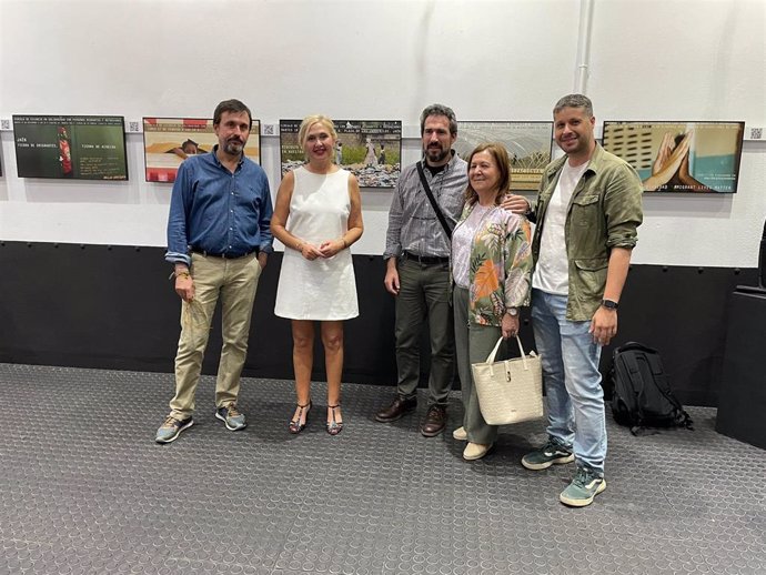 La concejal de Cultura, María Espejo, junto con representantes de la Diócesis de Jaén, ha visitado la exposición fotográfica 'Los círculos del silencio'.