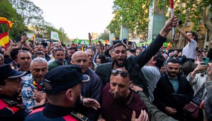 12M.- Abascal s'encara a uns manifestants en un acte de Vox a Reus (Tarragona)
