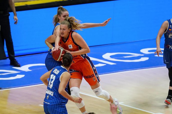 Archivo - El Valencia Basket seca al Perfumerías Avenida y se adelanta en la final de la LF Endesa.