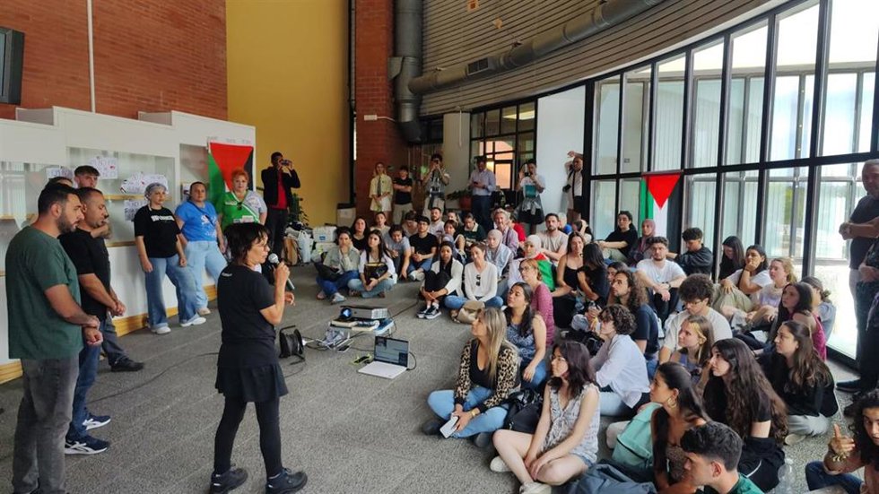 Estudiantes acampados en la biblioteca de la UMA en solidaridad con el pueblo palestino