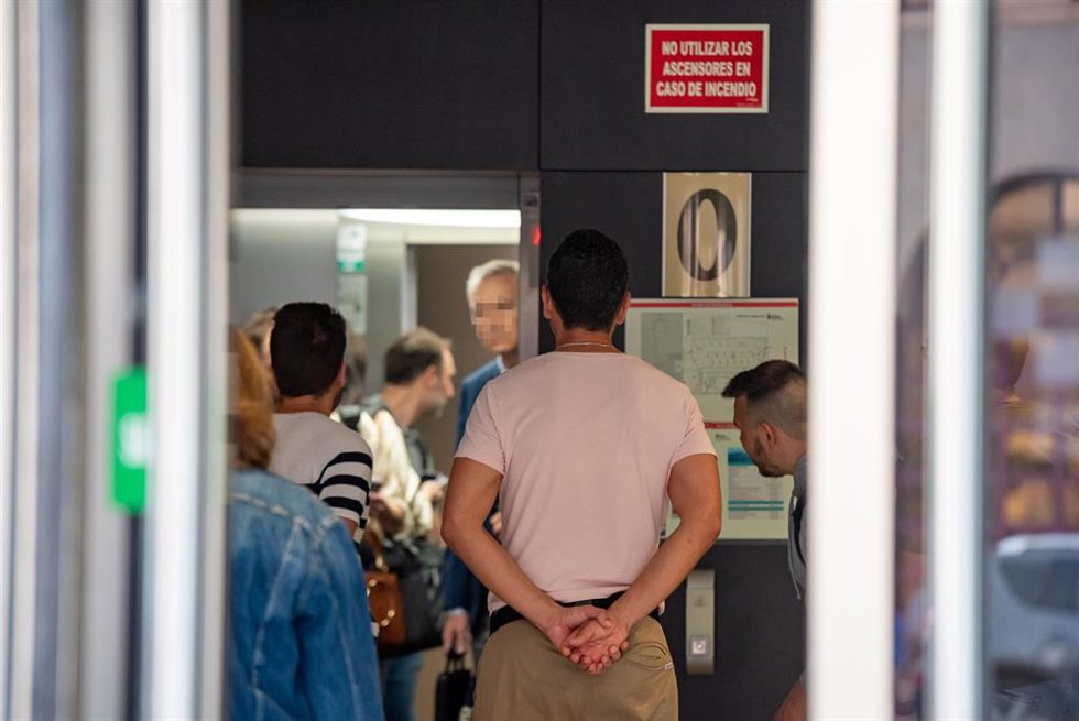 Agentes de la Unidad Central de Delincuencia Económica y Fiscal (UDEF) de la Policía Nacional de Las Palmas y de Madrid, a su llegada para registrar la sede de la Consejería de Sanidad, a 9 de mayo de 2024, en Las Palmas de Gran Canaria, Gran Canaria, C
