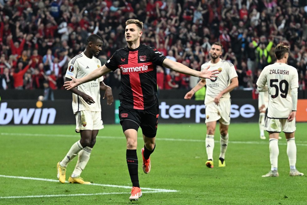 09 May 2024, North Rhine-Westphalia, Leverkusen: Leverkusen's Josip Stanisic (R) celebrates scoring his side's second goal during the UEFA Europa League semi-final second leg match between Bayer Leverkusen and AS Roma in the BayArena. Photo: Bernd Thiss