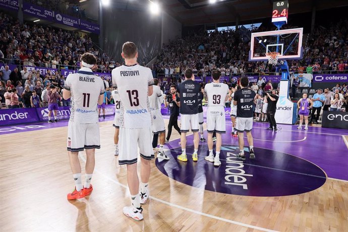 Los jugadores del Monbus Obradoiro celebran una victoria en la Liga Endesa.