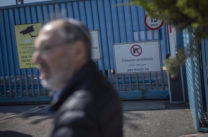 Archivo - Imagen de archivo de una protesta de israelíes extremistas frente a la entrada de la sede de la UNRWA en Jerusalén Este