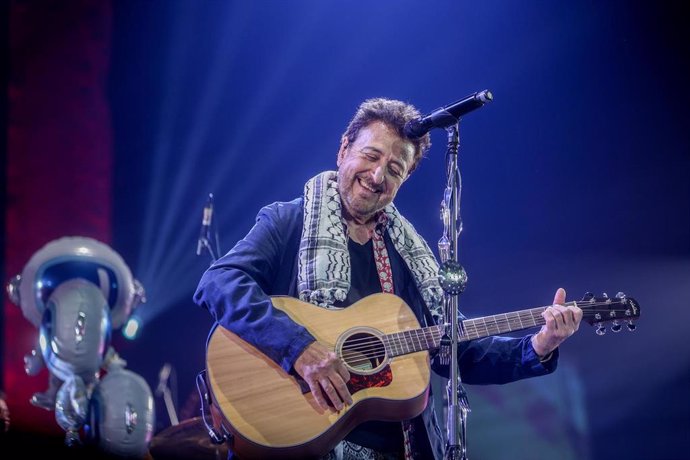 El cantautor Manolo García durante su concierto en el WiZink Center, a 9 de mayo de 2024, en Madrid (España). Manuel García García-Pérez, conocido artísticamente como Manolo García, es un cantautor y compositor español, que se caracteriza por un sonido po