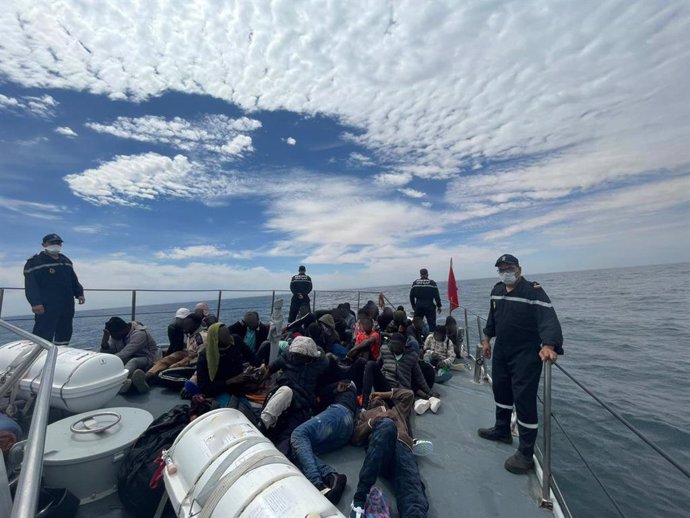 Una patrulla de la Marina Real de Marruecos rescatando a un grupo de migrantes