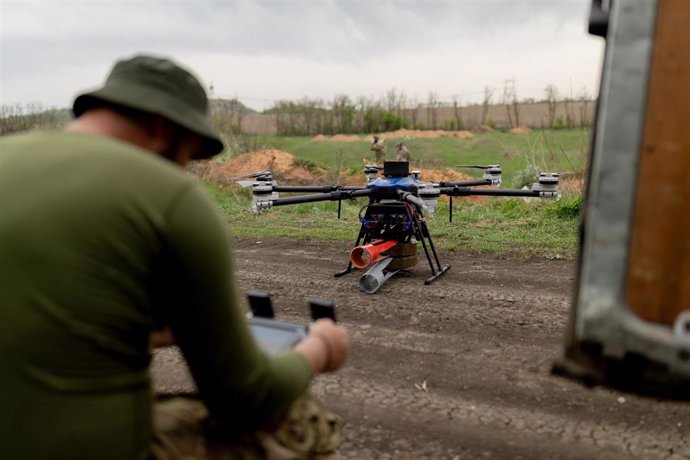 Un militar ucraniano operando un dron