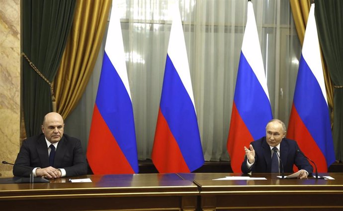 El primer ministro de Rusia, Mijail Mishustin, y el presidente ruso, Vladimir Putin