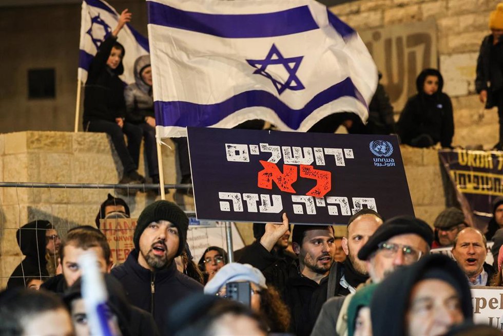 Archivo - Manifestación frente a la oficina de la UNRWA en Jerusalén pidiendo su expulsión