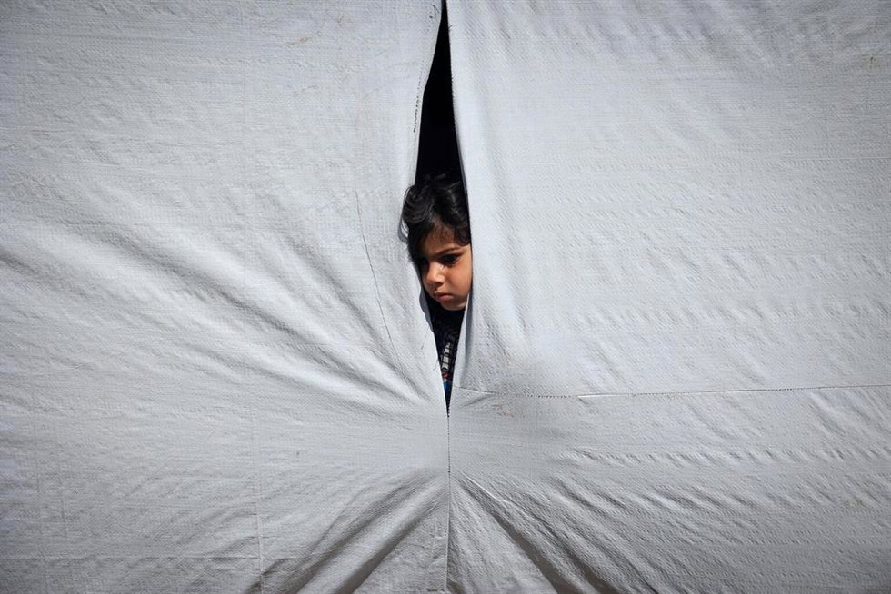 Lem, de 12 años, asoma la cabeza desde el interior de una de las tiendas de campaña en Rafá, en el sur de la Franja de Gaza.