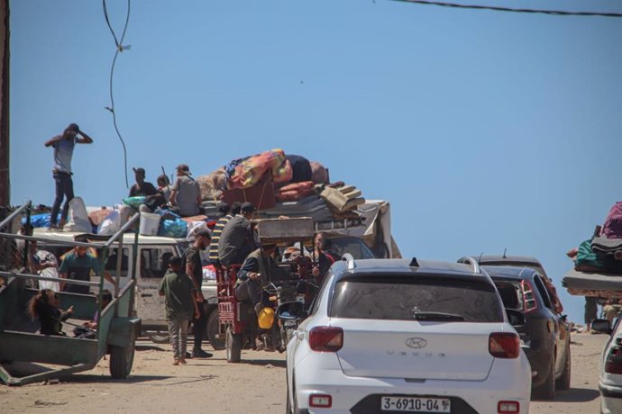 Palestinos huyen de Rafá, en el sur de la Franja de Gaza, tras las órdenes de evacuación del Ejército de Israel y ante la intensificación de los ataques contra la ciudad, en la frontera con Egipto (archivo)