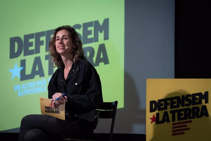 La candidata de la CUP para la presidencia de Catalunya, Laia Estrada, durante el acto de inicio de campaña de la CUP, en la Plaça del Raspall, a 25 de abril de 2024, en Barcelona, Catalunya (España)