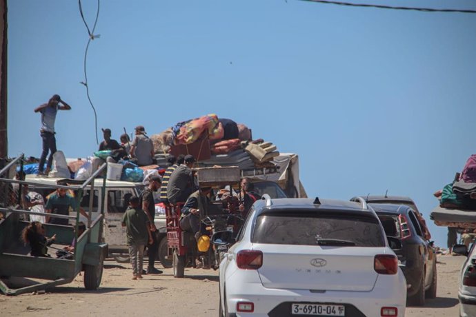 Palestins fugen de Rafah, al sud de la Franja de Gaza, després de les ordres d'evacuació de l'Exèrcit d'Israel i davant de la intensificació dels atacs contra la ciutat, a la frontera amb Egipte (arxiu)