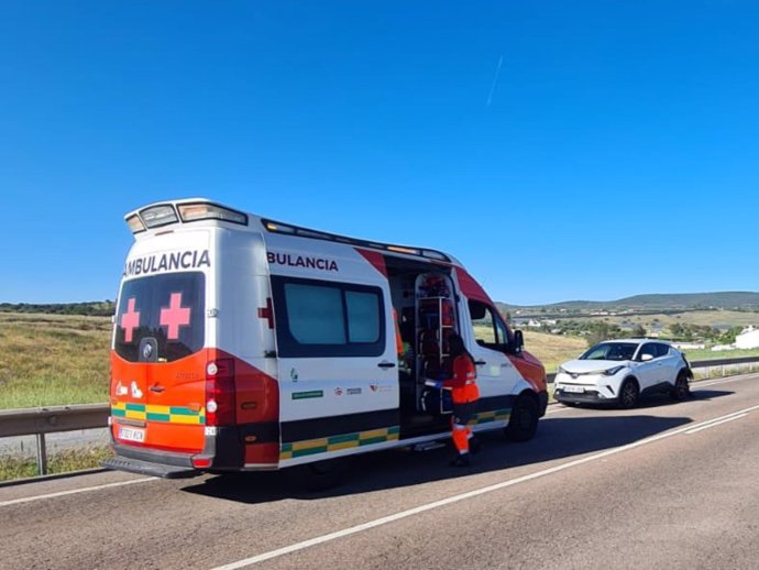 Una ambulancia de Cruz Roja Extremadura durante una actuación en un accidente de tráfico, en una imagen de archivo.