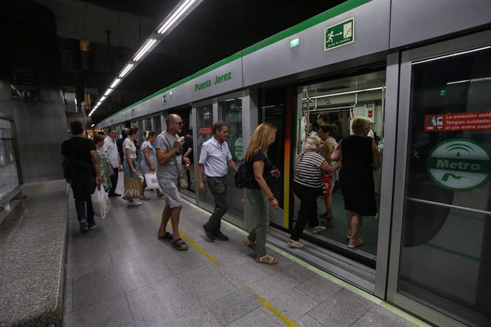 Archivo - Viajeros en el metro de Sevilla. Imagen de archivo.
