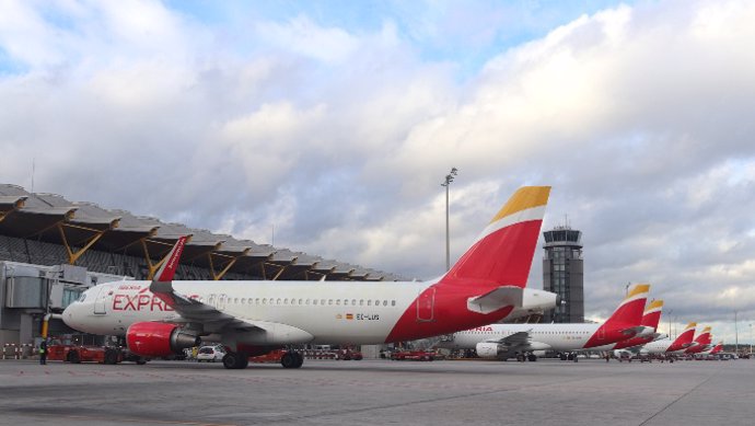 Archivo - Avión de Iberia Express.