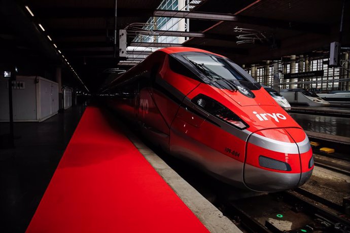 Archivo - Tren de la operadora ferroviaria Iryo en las vías durante la presentación de la compañía, en la estación de Atocha, a 15 de septiembre de 2022, en Madrid (España). 