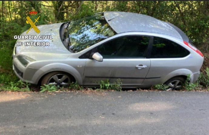 Vehículo de un hombre detenido en Covelo por conducir sin carné, de forma temeraria y embestir a una motocicleta de la Guardia Civil