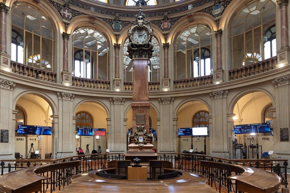Paneles del Ibex 35 en el Palacio de la Bolsa.