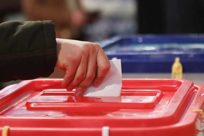 Archivo - Un hombre vota durante la primera vuelta de las legislativas y las elecciones a la Asamblea de Expertos celebradas en marzo de 2024 en Irán (archivo)