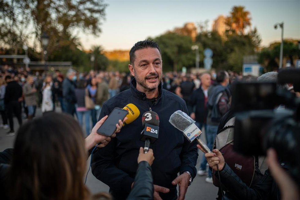 Archivo - El portavoz del sindicato de Mossos d'Esquadra, Toni Castejón, responde a los medios en una marcha por el centro de Barcelona, a 23 de octubre de 2021, en Barcelona, Catalunya, (España).