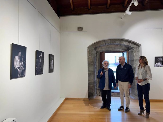 Laredo inaugura la exposición 'Ni tribus, ni movidas' en el antiguo Ayuntamiento
