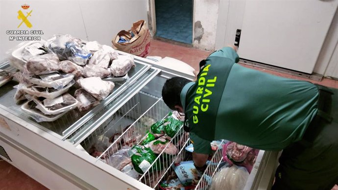 Inspección de agentes de la Guardia Civil en el establecimiento de alimentación donde han intervenido productos caducados en Las Palmas de Gran Canaria