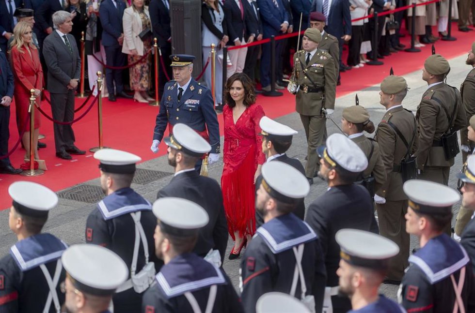La presidenta de la Comunidad de Madrid, Isabel Díaz Ayuso, a su llegada al acto cívico militar con motivo del Día de la Comunidad de Madrid en la Puerta del Sol, a 2 de mayo de 2024, en Madrid (España). Hoy se ha presidido el acto cívico militar con mo