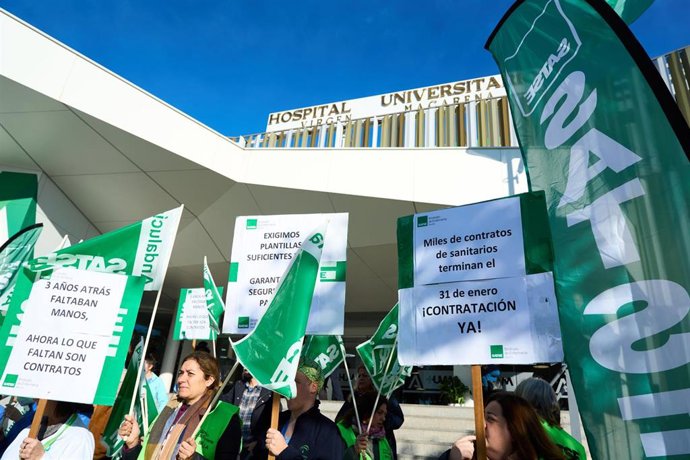 Archivo - Concentración convocada por el sindicato Satse por la paralización de la renovación de los más de 7.000 eventuales, imagen de archivo. 