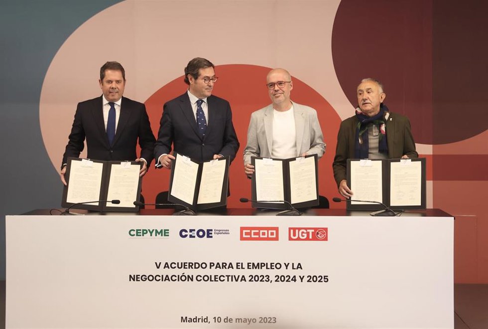 Archivo - De izda a dcha: El presidente de Cepyme, Gerardo Cuerva; el presidente de CEOE, Antonio Garamendi; el secretario general de CCOO, Unai Sordo, y el de UGT, Pepe Álvarez, en la firma del V AENC hace justo un año