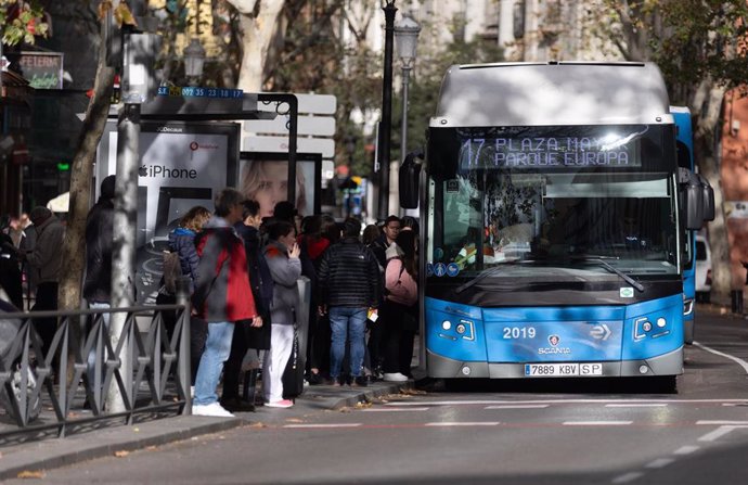 Archivo - Un autobús de la EMT, a 4 de diciembre de 2023, en Madrid (España).