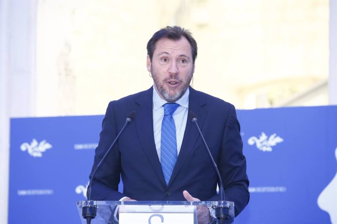 El ministre de Transports i Mobilitat Sostenible, Óscar Puente, a casa Mediterrani a Alacant, durant la seua intervenció en el Fòrum 'Connexions i infraestructures per a Alacant'.