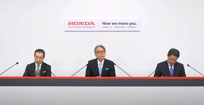 De izquierda a derecha: Eiji Fujimura, CEO de Honda, Toshihiro Mibe, presidente ejecutivo de Honda y Shinji Aoyama, director y vicepresidente ejecutivo de Honda Motor