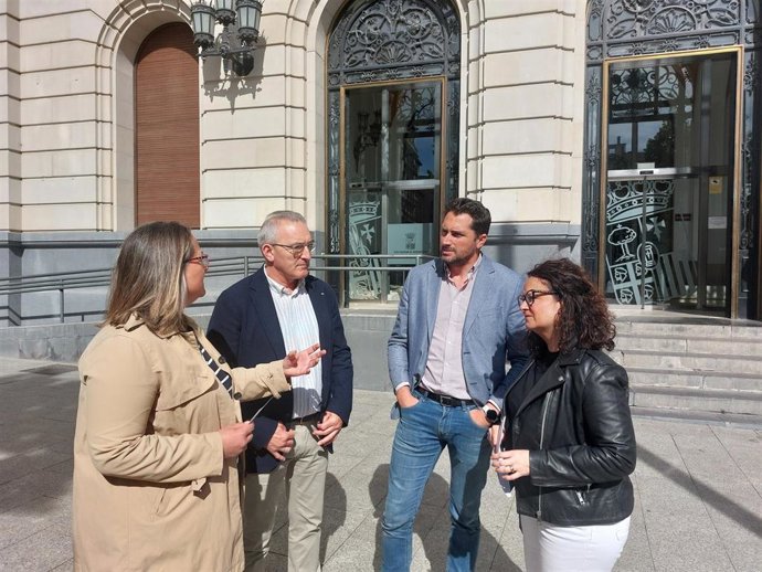 Las portavoces del PP en la DPZ, María del Carmen Lázaro, y en el Ayuntamiento de Ejea de los Caballeros, Rebeca Naudín, junto a compañeros del partido en ambas instituciones.