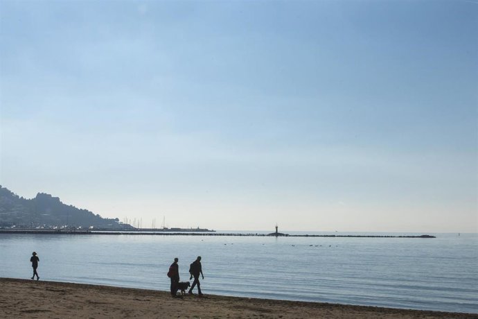 Archivo - Vista de la playa de la bahía de Roses, a 10 de febrero de 2022, en Roses, Girona, Catalunya (España)