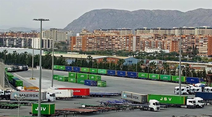 El puerto de Alicante arranca con el tráfico ferroviario de mercancías