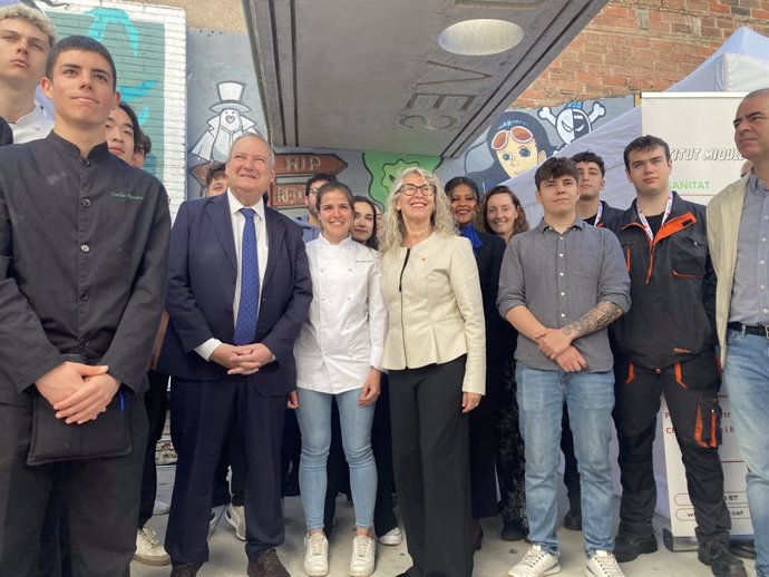 El ministre Jordi Hereu en la fira d'ocupació GiraFeina