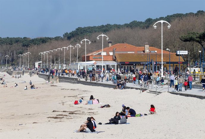 Archivo - Varias personas en la playa de Samil, en Vigo, Galicia (España), a 28 de febrero de 2021. 