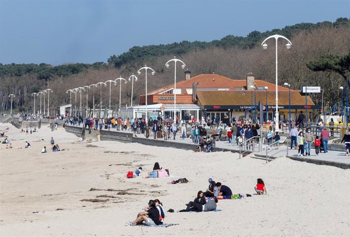 Archivo - Varias personas en la playa de Samil, en Vigo, Galicia (España), a 28 de febrero de 2021. 